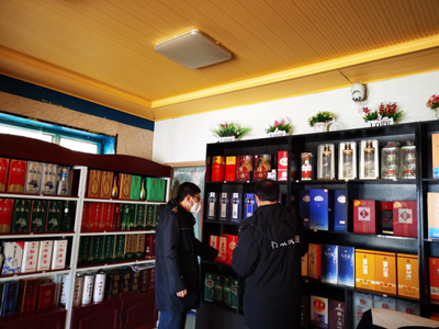 新右旗市場監(jiān)管局(知識產(chǎn)權(quán)局)開展酒類市場打假治劣專項(xiàng)執(zhí)法行動